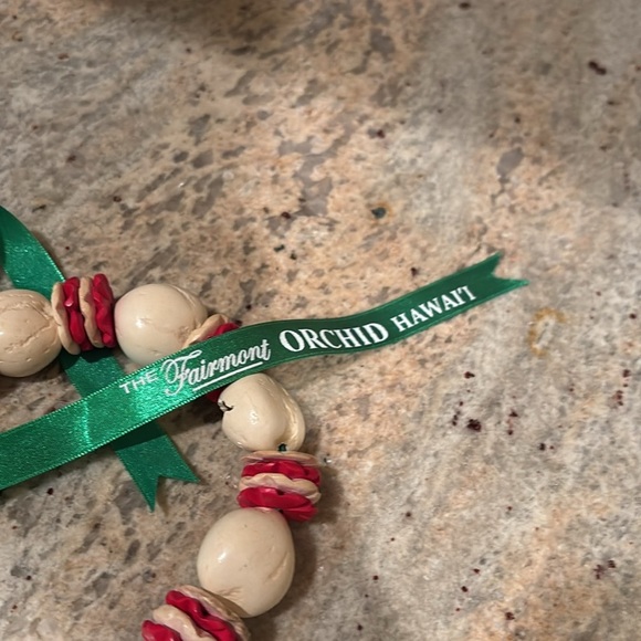 Fairmont aloha necklace Elegant Red and Cream Beaded Necklace - Picture 4 of 6